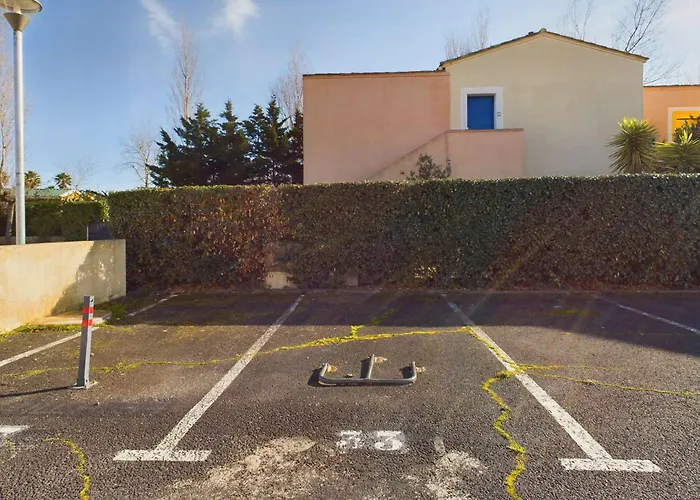 2 Pieces Rdc Avec Terrasse Et Parking Dans Securisee Avec Piscine - Fr-1-326-846 *