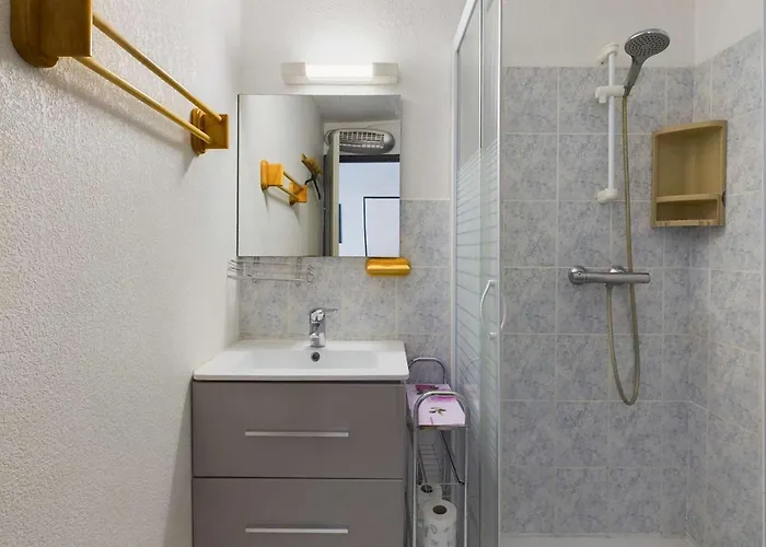 2 Pieces Rdc Avec Terrasse Et Parking Dans Securisee Avec Piscine - Fr-1-326-846 דירה